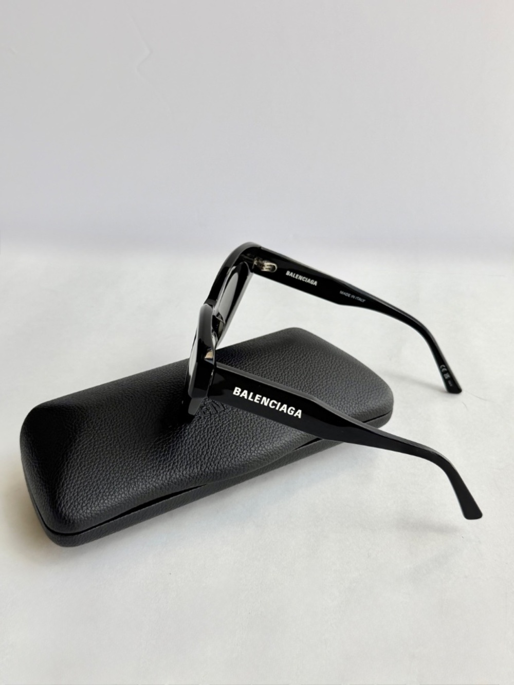 Balenciaga Black Cat Eye Sunglasses Oversized Logo w/ Case - Picture 2 of 4